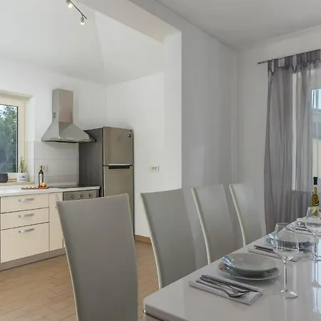 Holiday home Viki *