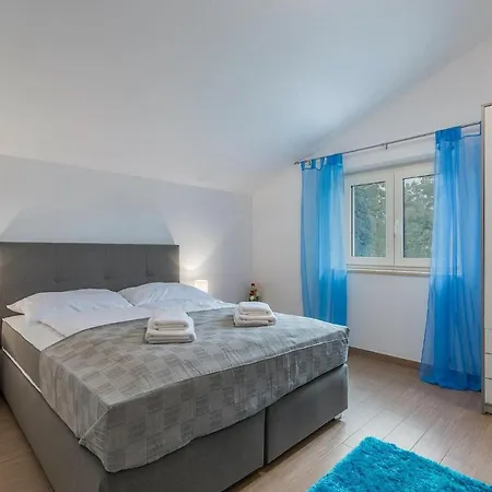 Holiday home Viki *
