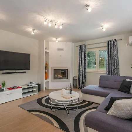 Holiday home Viki *